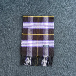 Burberry scarf - Burberry-scarf som är 100% äkta. Mindre defekter kan förekomma enligt bild men inget märkvärdigt då de är vintage. Snabb leverans och trygg handel då vi har 7 års erfarenhet i branschen. Vid frågor eller bud, skicka gärna ett meddelande. 1005