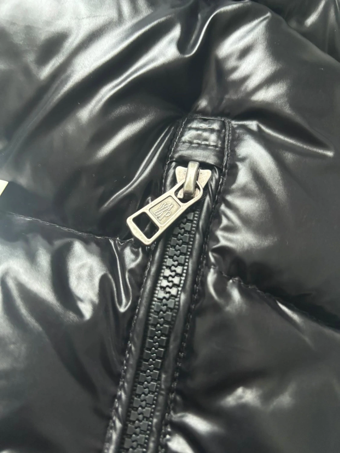 Svart dunväst från Moncler med huva - 3