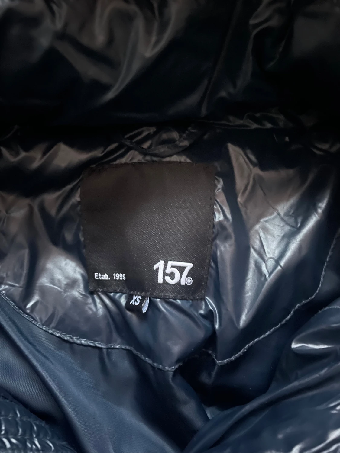 Mörkblå pufferjacka med avtagbar huva - 4