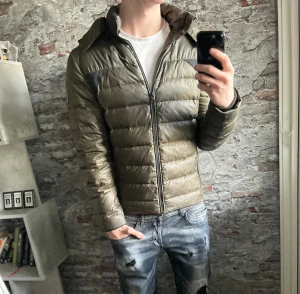 Calvin Klein jacka - Bra skick, den är rätt använd och har två små hål, syns inte särskilt tydligt dock. Storlek M passar dig som är mellan 175-185cm ungefär. Nypris ca 2000kr. Modellen är 185 cm, 79 kg. Passar bra nu till vintern. Skriv för mer information!🤝
