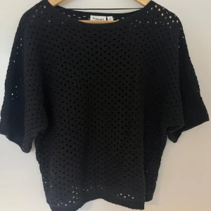 Tröja med hål från Kappahl  - Svart tjock tröja med hål från Kappahl. Sååå snygg och kan stylas väldigt enkelt. Säljer då den inte kommer till användning. 