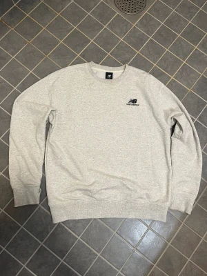 New Balance sweatshirt - Passar både S/M. Litet slitage på höger ärm där nån sömm gått upp men inte nåt som påverkar. Köp sker via ”köp nu” funktionen :) 
