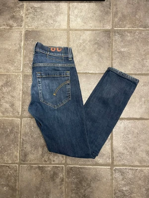 Dondup George jeans  - Blå Dondup George jeans. Mycket bra skick. Storlek 28 passar dig mellan 160-165 ungefär. Pris kan diskuteras!!