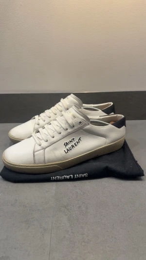 Saint Laurent vita skor - Säljer ett par riktigt fetta vita Saint Laurent skor i riktigt bra skick i storlek 44. Dustbag tillkommer och hör av dig vid minsta fundering.