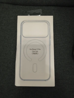iPhone 17 Pro Clear Case Magnetic - Ny, transparent och magnetisk skyddsfodral för iPhone 17 Pro. Ger ett stilrent skydd och stödjer MagSafe-tillbehör. Förpackningen är obruten och produkten är i nyskick utan synliga defekter eller slitage.