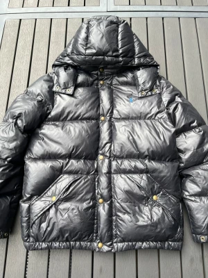 Ralph lauren pufferjacka - Ralph lauren pufferjacket i bra skick, finns små tecken på slitage se bild 3-4 men annars bra skick, den passar XL 18-20/ S