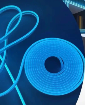 LED Neon Flex Strip Blue - Snygg LED Neon Flex Strip i blått, perfekt för dekorativ belysning i hemmet eller på kontoret. Flexibel och enkel att installera, ger ett jämnt och starkt ljus. Produkten är i gott skick, inga synliga defekter eller slitage. Strömadapter medföljer.