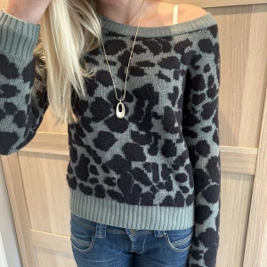  Leopardmönstrad stickad tröja - Snygg stickad tröja använd få gånger. Xs men passar också S