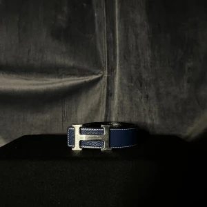 H-skärp Blå - Säljer ett helt nytt bälte i färgen blå som är i topp kvalitet. Påsen medföljer därför är priset som de är.