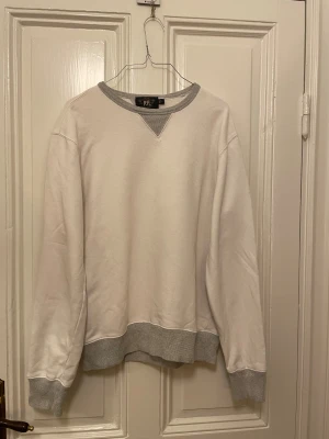 Double Ralph Lauren - Säljer en snygg och kvalitativ sweatshirt från Ralph Laurens Double RL. Tröjan är i gott skick och har den klassiska, premiumkänslan som RRL är kända för. Öppen för prisförslag, skriv gärna!