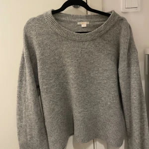 Grå stickad tröja Gina Tricot - Grå stickade tröja från young Gina,storlek 170 men är som S-M.Sitter jätte skönt