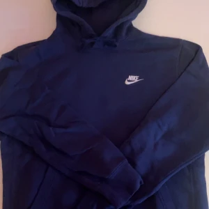Nike hoodie - Marinblå hoodie från Nike i storlek S, inga fläckar eller konstigheter, passar både tjej och kille, pris kan disskuteras