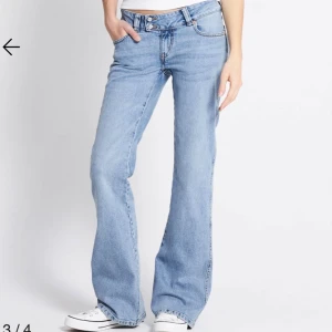 Lågmidjade jeans  - Säljer dessa super snygga Lågmidjade jeansen ifrån lager 157, De är helt oanvända bara att jag råkat ta bort prislappen så de går ej att lämna tillbaka💕köpt för 400 säljer för 100💕