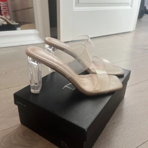 Genomskinliga klackar  - Snygga klackar från Duffy🤍Köpta för ett par år sedan till en lärarmiddag o endast använda då så de är i väldigt fint skick. Nypris 499kr 