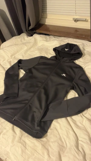 J.lindeberg jacka - Super skön sportig jacka från J.lindeberg, perfekt både i vardagen och i skidbacken! Nypriset ligger på 1700, skicka prisförslag💪🏻