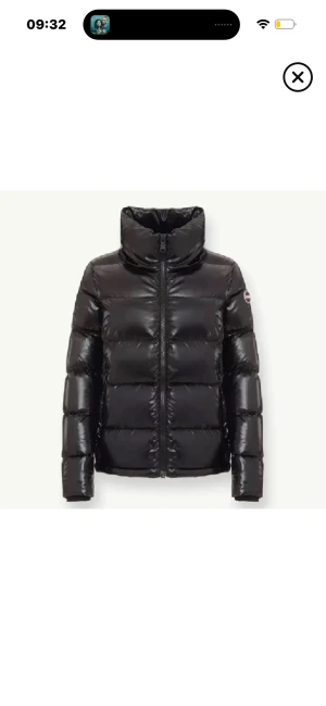 Svart pufferjacka från colmar  - Snygg svart pufferjacka från colmar  med glansig finish och hög krage. Jackan har en klassisk quiltad design, dragkedja framtill och colmar-logga på ärmen. Perfekt för kalla dagar när du vill hålla stilen.