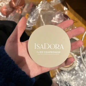 Isadora Puder 61 Cool Ivory  - helt nya & oanvända, 80kr styck.