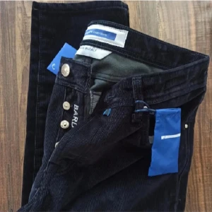 Jacob Cohën Sammetbyxor  - Byxorna har en klassisk design med knappar och en stilren look. Med etikett kvar. Mjuk insida(som fleece) näsduken ingår också.