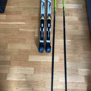 Rullskidor säljes - Säljer mina rullskidor. Det är av modellen Skigo XC Rs aluminium med SNS-bindningar från Salomon.  Säljer dem med eller utan stavar från Tecnopro, längd 140 cm. Pris med stavar: 1700 kr Pris utan stavar: 1500 kr  Kan hämtas upp eller mötas upp i Umeå. Skickar om säljaren står för frakt.
