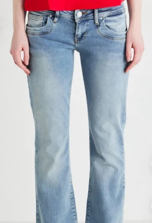 LTB valerie ljusblå bootcut jeans - Snygga ljusblå LTB jeans med klassisk bootcut passform. Jeansen har fem fickor, bälteshällor och dragkedja med knapp. Materialet är slitstarkt denim i bomull och de har en lätt tvättad look med subtila skuggningar. Perfekta för dig som gillar retrovibbar och bekväm stil.