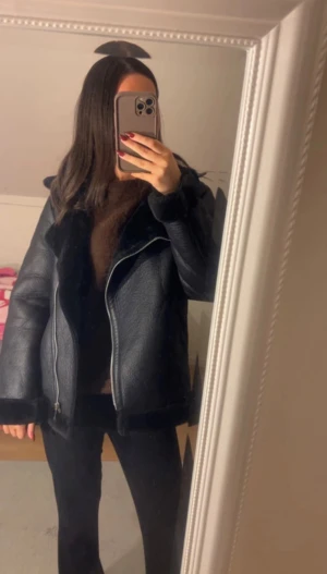 Skinnjacka med päls  - Superfin jacka, fint skick och sparsamt använd. Varm och mysig nu till vintern! Bältet finns tyvärr inte kvar på jackan.🫰🏽