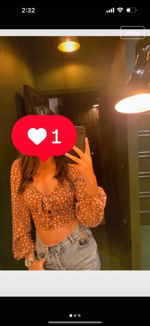 Brun blommig croppad blus med knyt - Superfin brun croppad blus med vita små blommor och knyt framtill. Långa puffiga ärmar med resår vid handlederna och söt v-ringning. Perfekt för dig som gillar romantiska och trendiga detaljer.