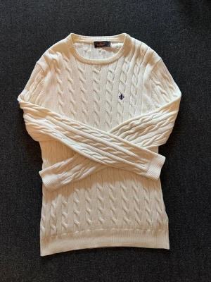 Morris stickad tröja - Hej! Säljer denna fina Morris tröja till ett fint pris. Hör av dig vid frågor eller andra funderingar 