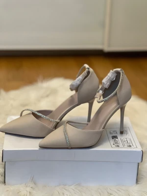Beige fest klackar 36 - helt nya! - Eleganta klackar från CUCCOO CHICEST (köpta på SHEIN). Aldrig använda, bara testade hemma.  • Storlek: 36 • Färg: Beige • Klackhöjd: 9,2 cm • Skick: Helt nya