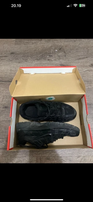 Nike P-6000 svarta sneakers strl 45 - Nike P-6000 sneakers i helsvart färg med mesh och syntetpaneler, klassisk Nike Swoosh på sidan och robust platt sula. Skorna har snörning och en sportig, chunky siluett som passar dig som gillar streetwear och retrovibe.