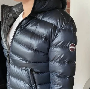 Vinterjacka Colmar  - Säljer denhär as snygga jackan från Colmar. Den ser tunn ut med är varmt isolerad och perfekt till vintern! Strl 42 vilket motsvarar xs/s. Liten defekt på ena armen därav priset. 💗