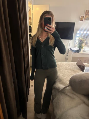 Mörkgrön kofta - Jätte fin och super skön kofta! Vet tyvärr inte märket men skulle gissa på hm eller liknande!