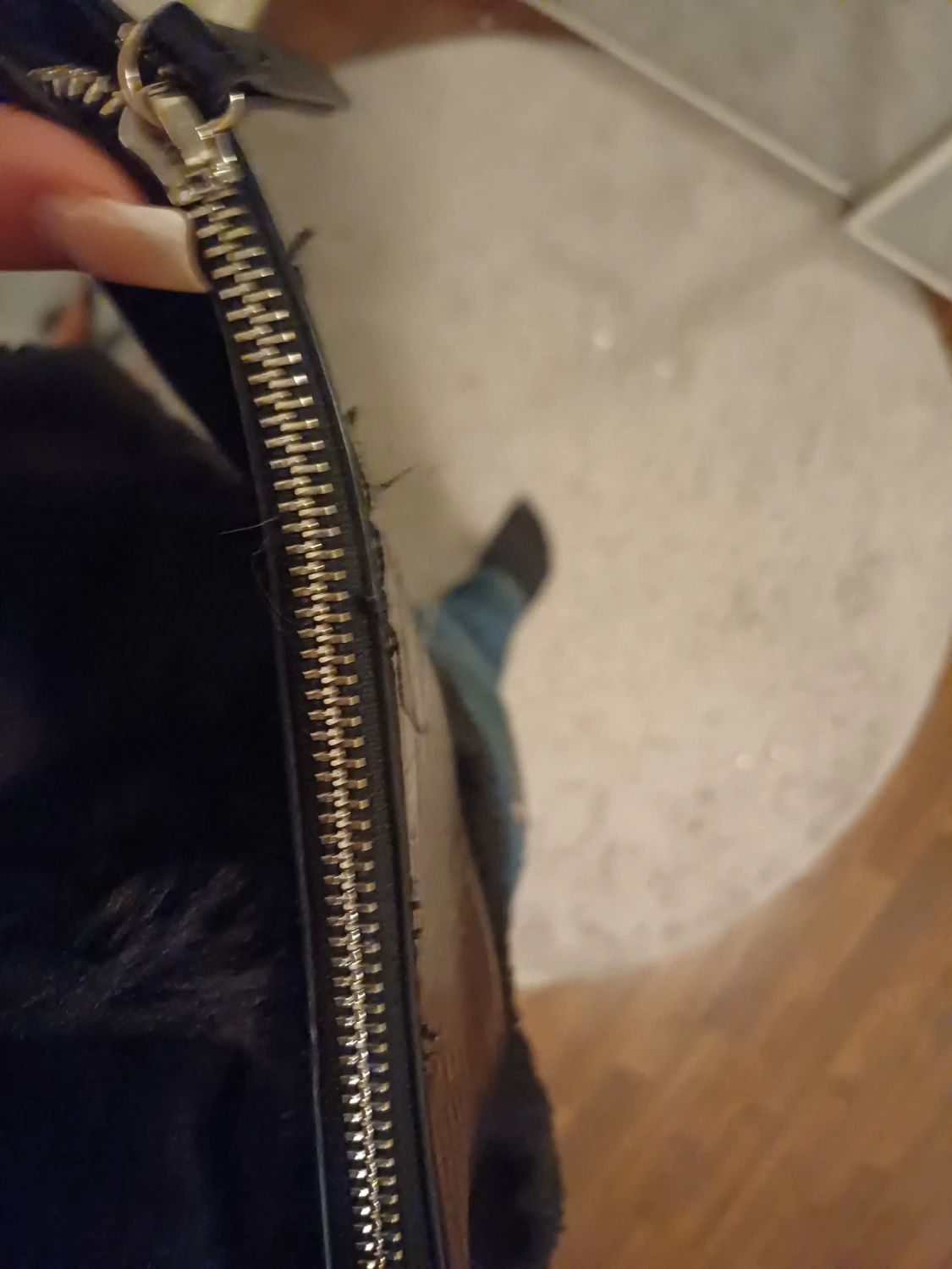 Svart axelväska med kedja och croco-mönster - 4