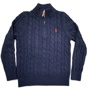 Marinblå stickad tröja Polo Ralph Lauren - Snygg marinblå stickad tröja från Polo Ralph Lauren med klassisk kabelstickning och röd broderad logga på bröstet. Tröjan har half zip i halsen, ribbade muddar och långärmad passform. Perfekt för dig som gillar stilren och tidlös design.