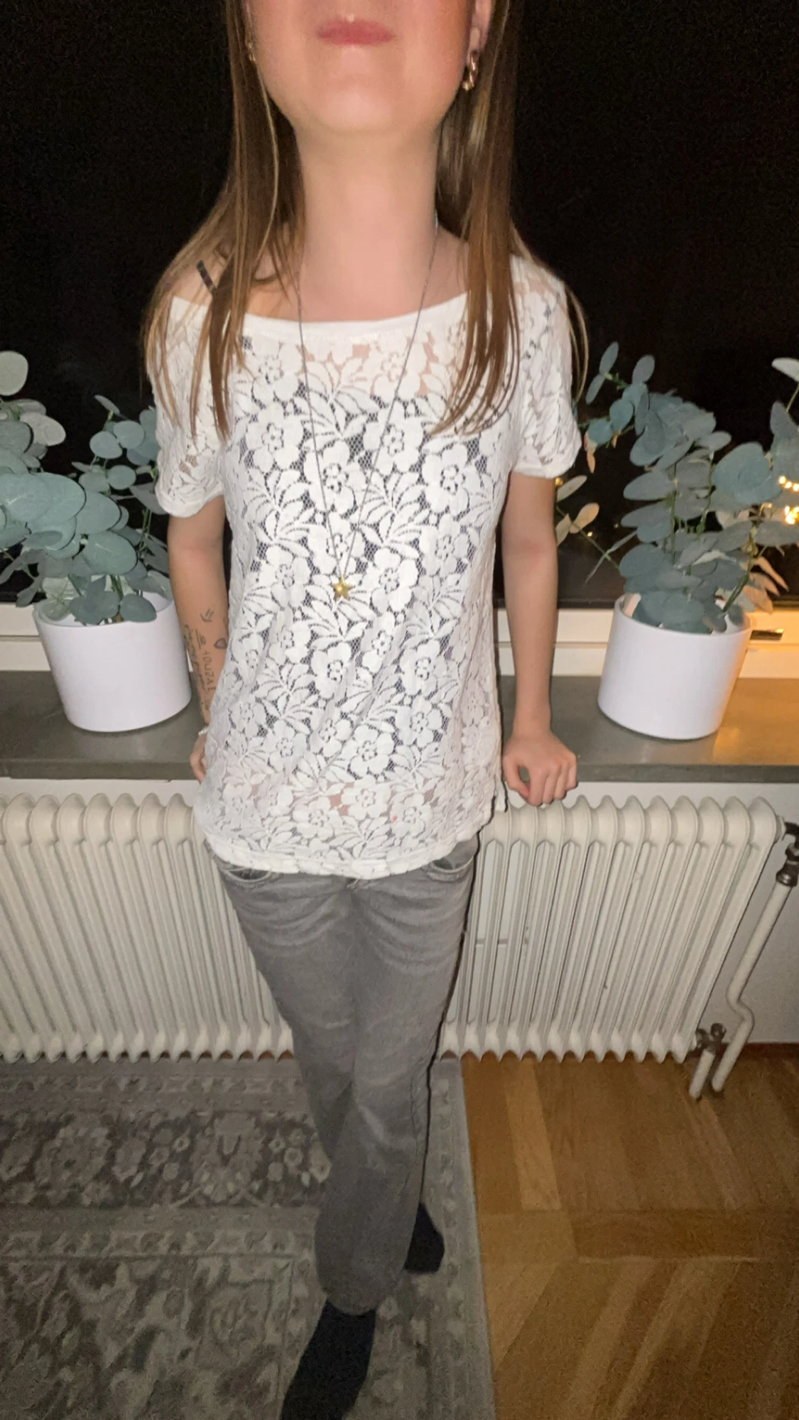 Vit blommig spetsblus med kort ärm - 1