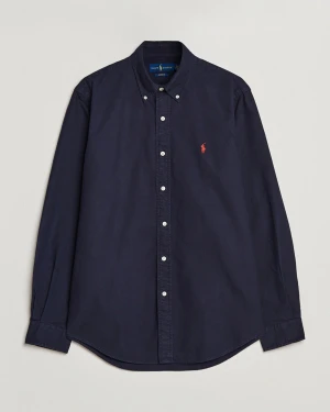 Mörkblå skjorta från Ralph Lauren - Klassisk mörkblå skjorta från Ralph Lauren med lång ärm och knappar framtill. Ikoniska röda loggan broderad på bröstet. Skjortan har en snygg button-down krage och är gjord i mjuk bomull.