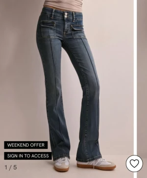 Blå bootcut jeans med fickor - Snygga blå jeans med bootcut passform och markerade sömmar längs benen. Framtill finns två stora fickor som ger en cool vibe. Jeansen har klassisk midja och är tillverkade i jeansmaterial som känns slitstarkt och bekvämt.