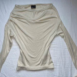 Beige långärmad topp från Gina Tricot - Jättefin beige topp från Gina Tricot, aldrig använd.