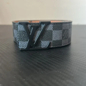 V-L (baklänges) bälte  - svart VL bälte svart logga rutor