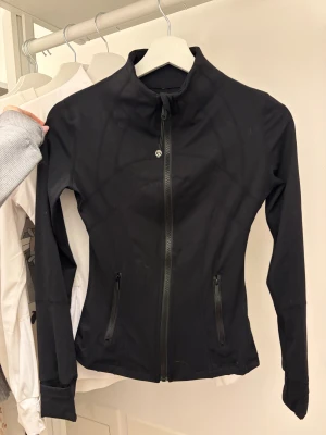 lululemon jacka - storlek 2, passar xxs-xs. Aldrig använd. Ej autentisk!