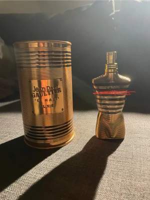 Jean Paul Gaultier Le Male Elixir - Snygg och unik parfym i metallisk design från Jean Paul Gaultier. Volymen är 75 ml och den är tillverkad i Frankrike. Perfekt för dig som vill sticka ut med en ikonisk flaska i samlingen.