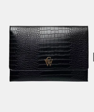 Datafodral - Stilren svart kuvertväska i skinn med croco-mönster och metallfärgat GV-emblem på framsidan. Perfekt storlek för det viktigaste och har en elegant, rektangulär form. Snygg detalj som lyfter din outfit.