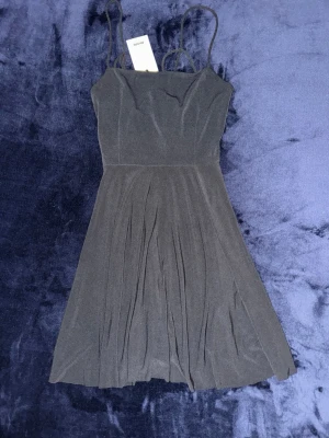 Svart klänning från Bik bok - Supersnygg svart klänning med tunna axelband. Storlek S.