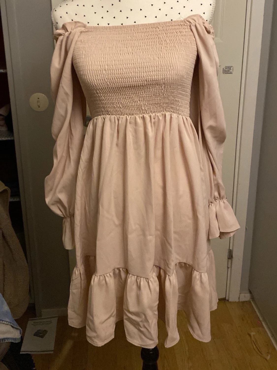 Ljusrosa volangklänning med långa ärmar - 1