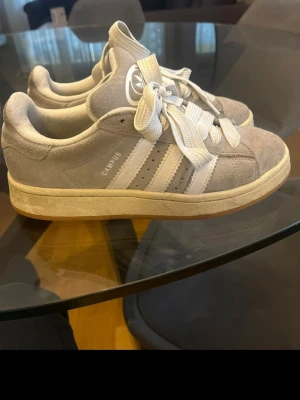 Adidas Campus grå sneakers - Adidas Campus. Använt 10 ggr ungefär. Köparen står för frakten!
