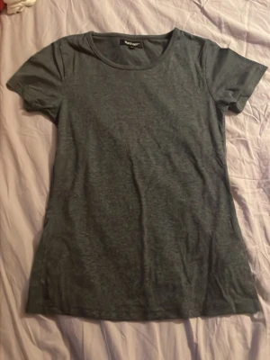 Grå tröja från Take Off - Väldigt bekväm, stretchig tröja. OANVÄND. Prislappen finns inte kvar på tröjan 