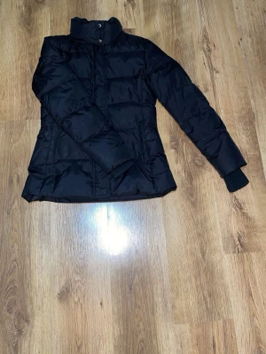 Äkta burberry jacka dam  - Äkta burberry jacka, kom med bud eller med byten som till exempel herr burberry jacka eller loubs 