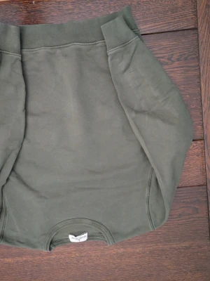 Olivgrön Tröja Stone Island - Olivgrön tröja från Stone Island. Modellen är i junior och därför lite mindre men borde passa någon med XS