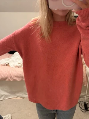 Klarrosa stickad tröja  - Snygg stickad tröja, mer rosa i verkligheten! 