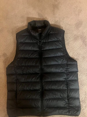 Uniqlo väst - Helt ny Uniqlo mörkblå väst storlek S skick 8/10 skriv om ni är intresserade eller har frågor