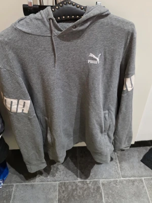 Puma grå hoodie Large  - Rymlig fin puma huvtröja med magiska med blixtlås 